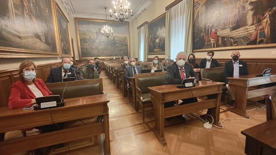 Los representantes de AJYPE en el Senado pidiendo ayuda ante la desatención de la banca a los mayores.