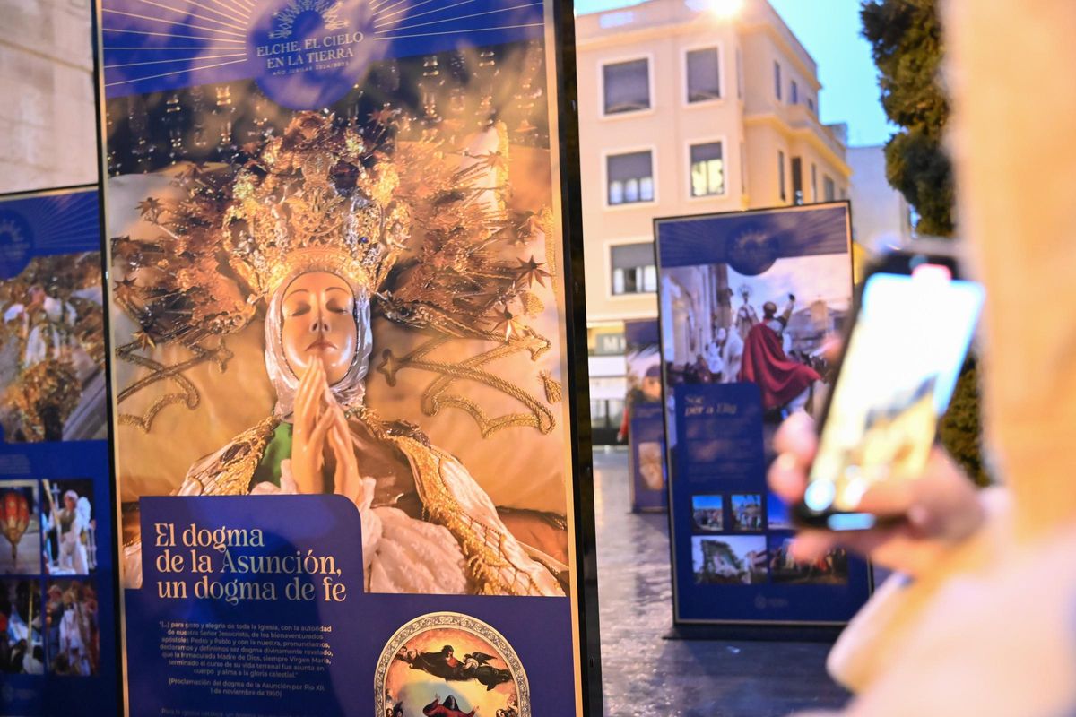La exposición "Elche, el Cielo en la Tierra" se ha mostrado en la propia ciudad, en Madrid y Murcia, mientras ahora viaja a París