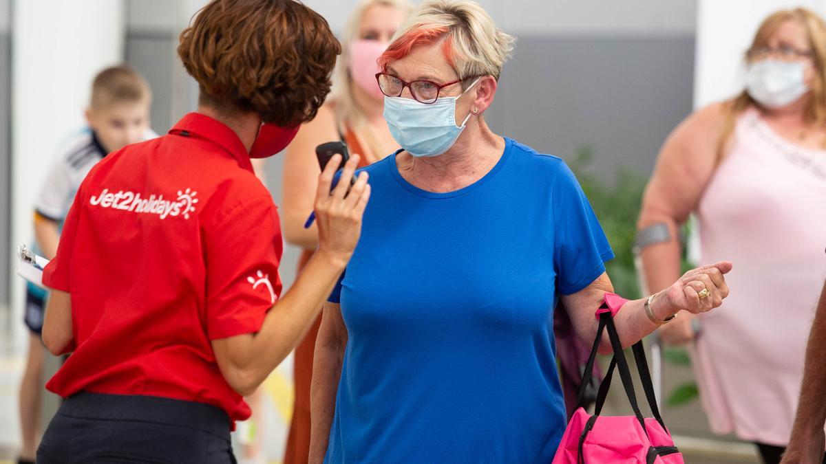 Una turista en el aeropuerto Tenerife Sur.