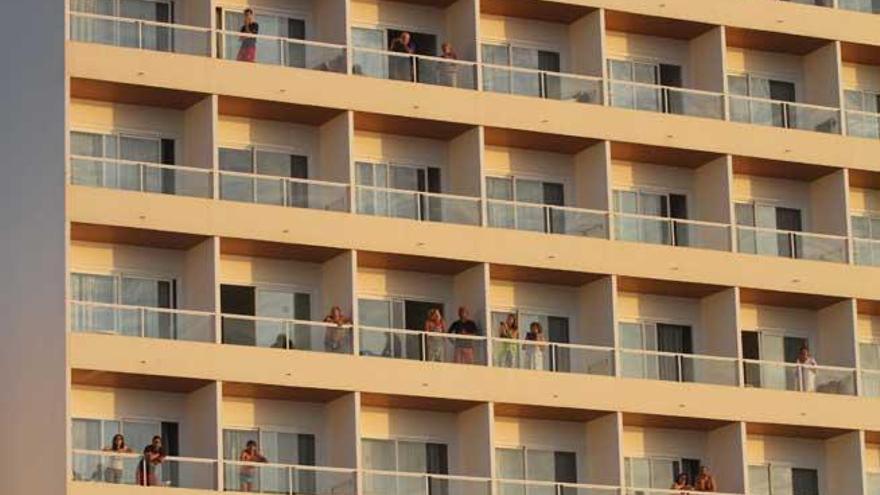 Turistas en un hotel de Ibiza.