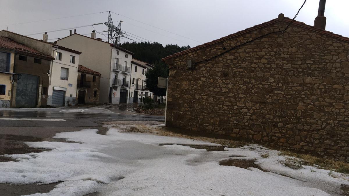 Granizo en la carretera de Ares a Vilafranca.