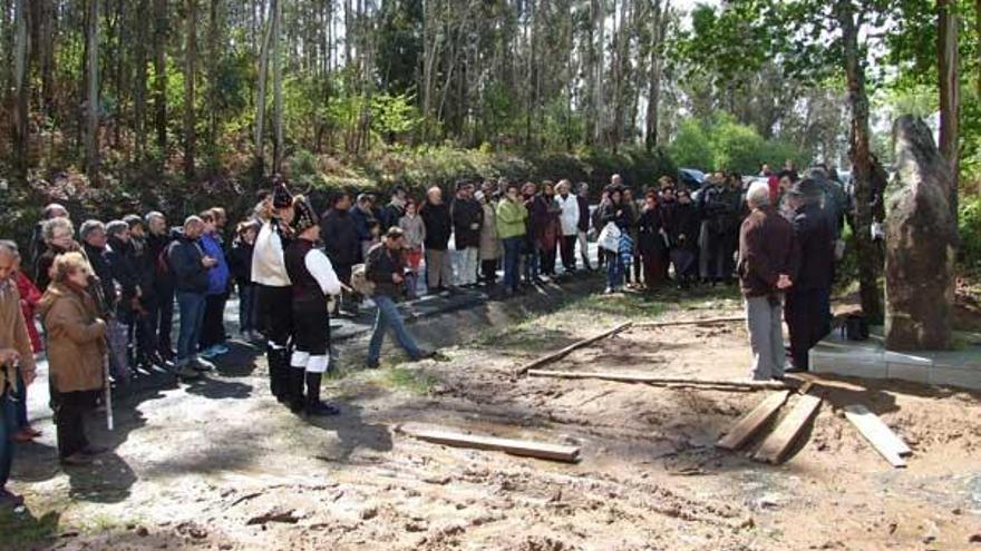 Arriba, los asistentes al acto escuchan las palabras de los intervinientes. // JS