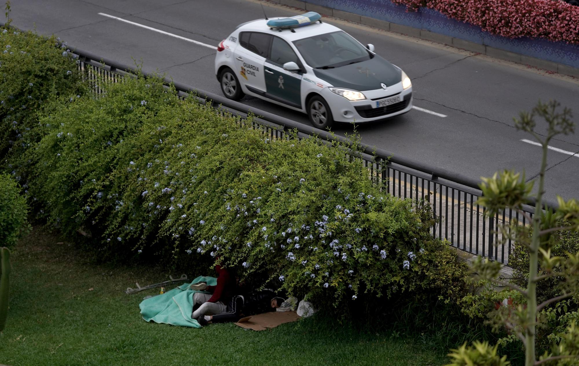 Detenidos decenas de migrantes en Ceuta para identificarlos y hacerles PCRs