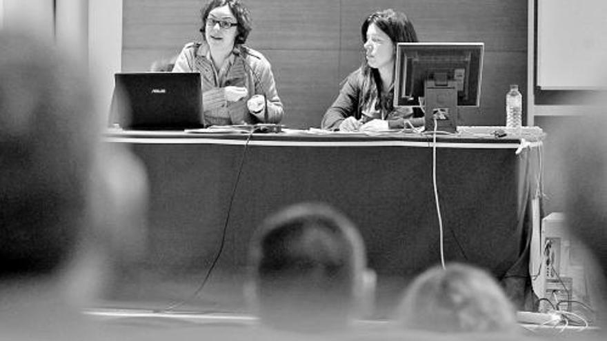 Las portavoces de Adicae, Ana Solanas y Celia Rimada, ayer, durante la asamblea.