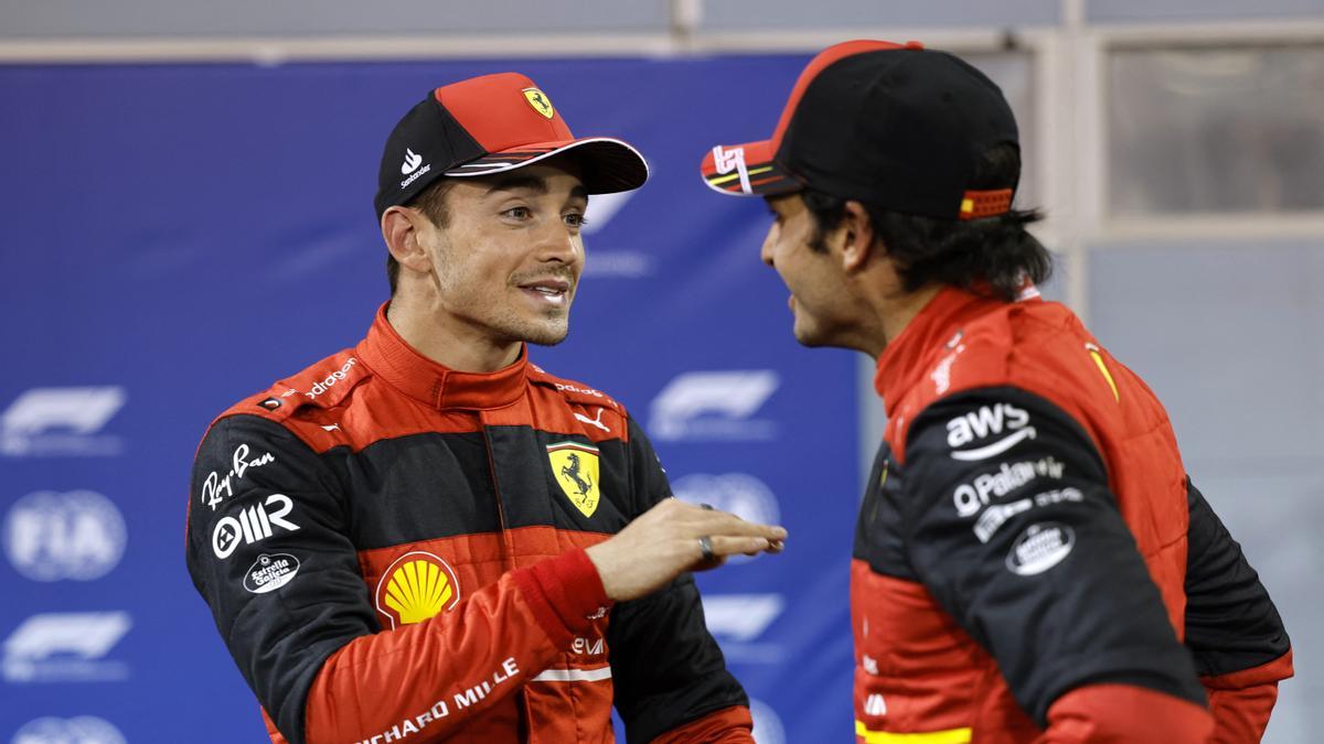 Charles Leclerc dialoga con Carlos Sainz, tras haber conseguido la primera pole de la temporada.