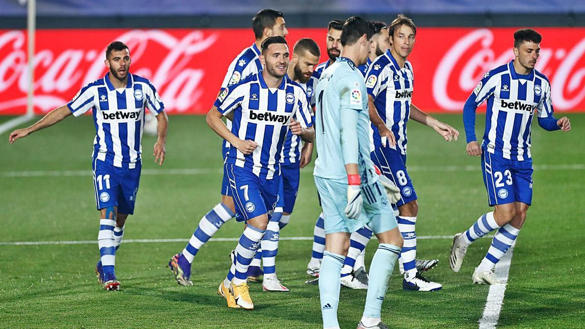 Los jugadores del Alavés celebran un gol junto a Courtois. |  // EFE