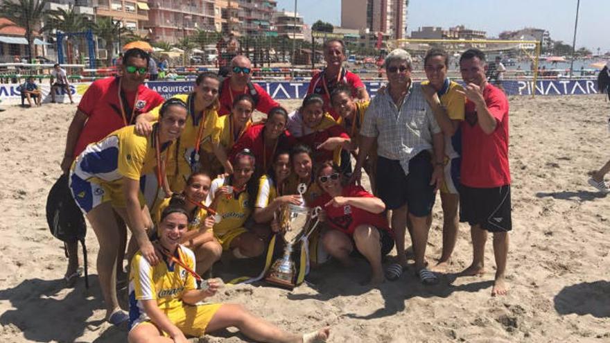 La selección canaria de fútbol playa posa con la copa de subcampeón en la playa murciana de San Pedro del Pinatar.