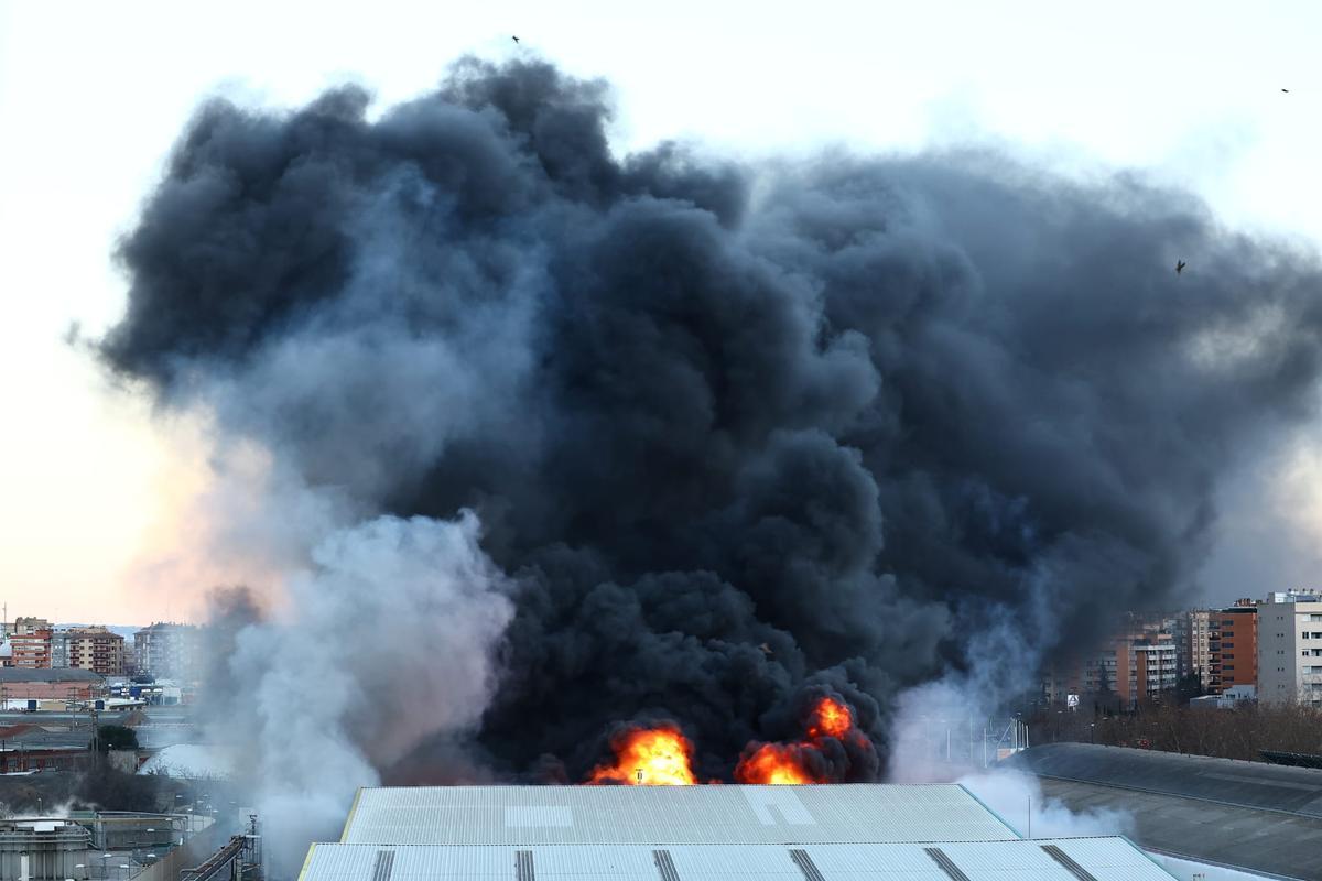 En imágenes I Incendio en la planta de Saica en Zaragoza