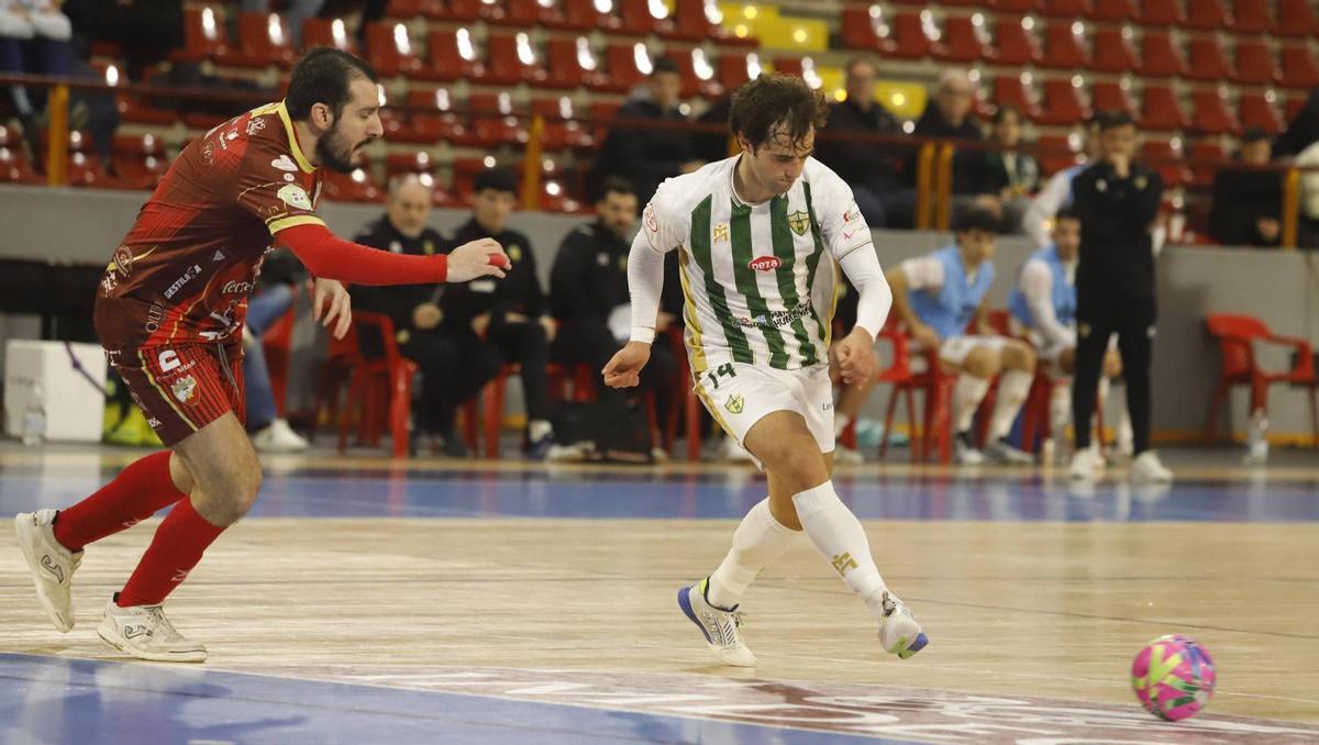 Pablo del Moral controla el balón.