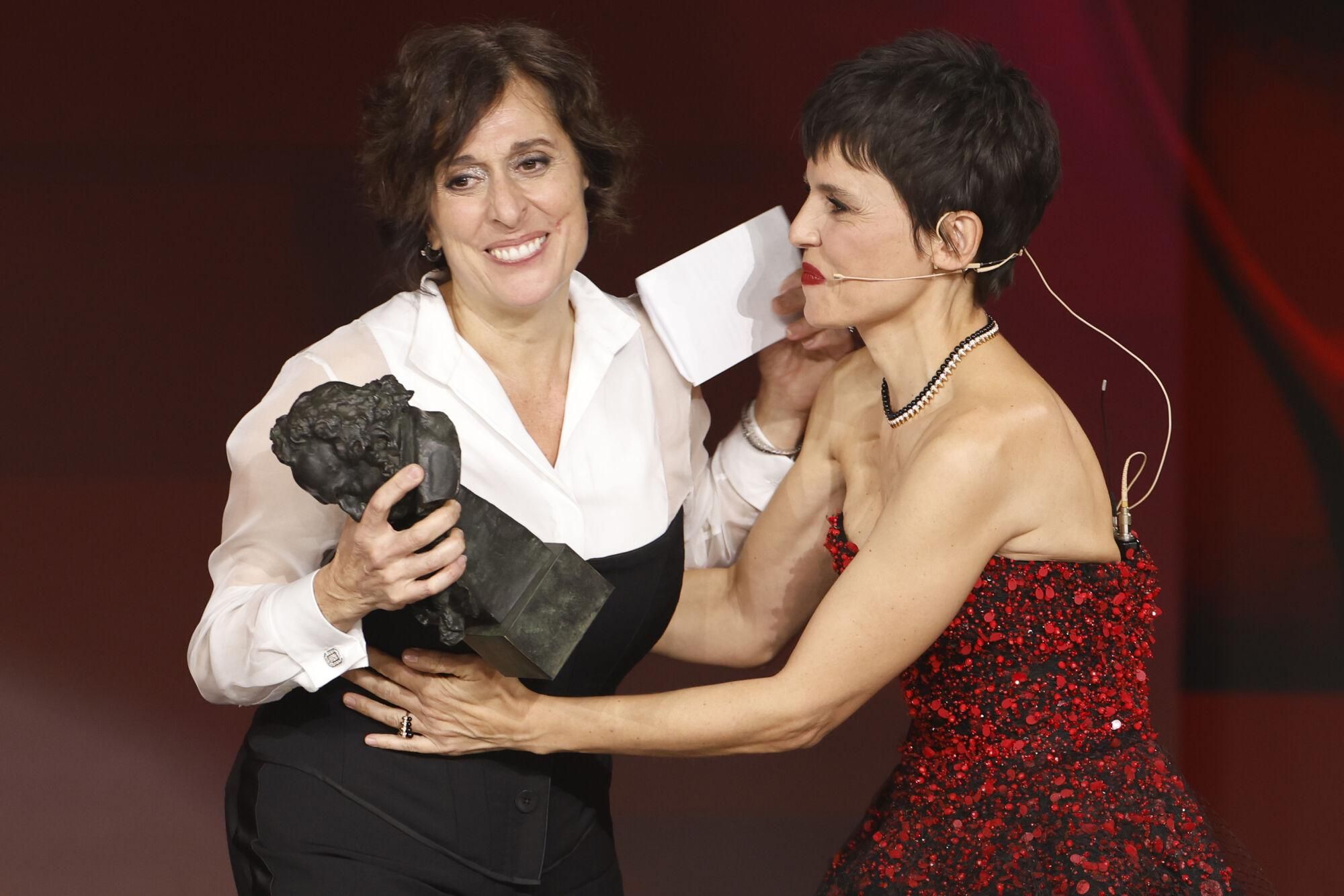 GRANADA, 08/02/2025.- La actriz Clara Segura (i) recibe el premio a la Mejor Actriz de Reparto por 'El 47', durante la 39 edición de los Premios Goya de la Academia de Cine que se celebra este sábado en el Palacio de Congresos y Exposiciones de Granada. EFE/Julio Muñoz