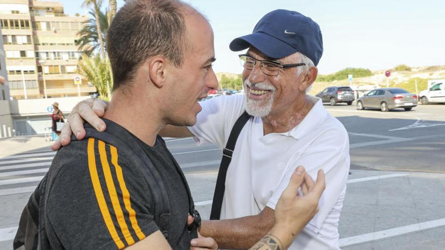 Momento del encuentro entre José María y David, ayer en Arenales, después del traumático capítulo en la playa hace diez días.