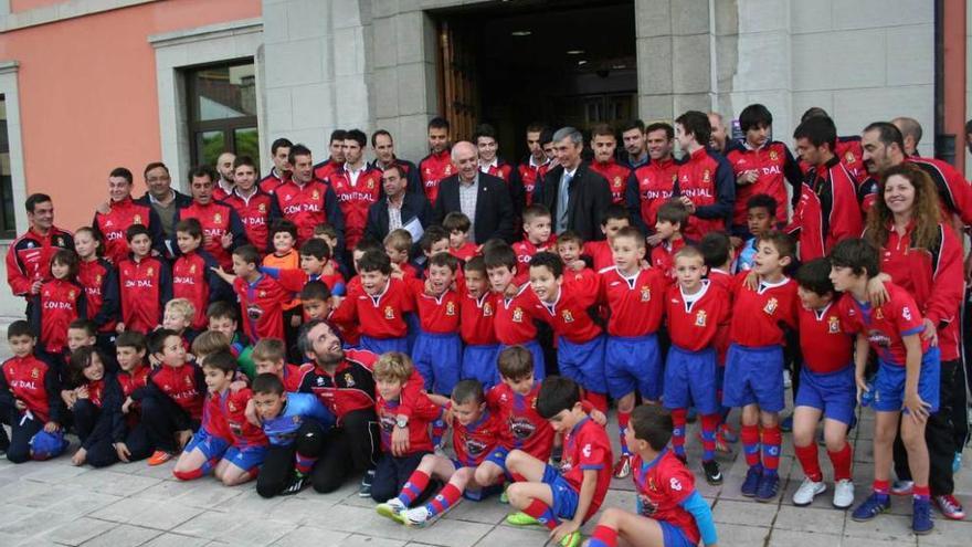 El Condal, con los niños de las categorías inferiores, ayer.