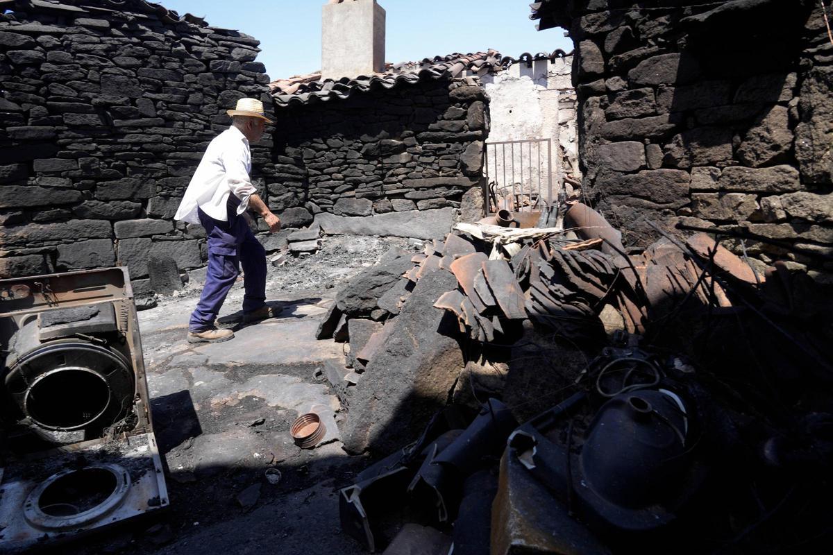 José María Benéitez muestra los daños en una casa