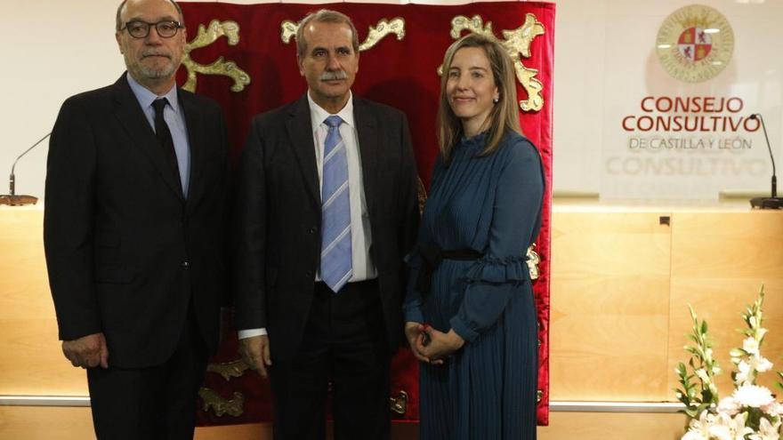 El presidente del Consejo Consultivo, Agustín Sánchez de Vega, en el centro de la imagen de archivo.