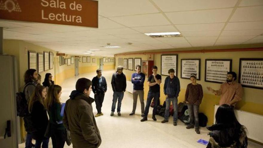 Asamblea de alumnos tras conocerse el cierre de la biblioteca del edificio polivalente.