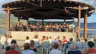 Noche de baile y bandas centenarias en el Palco da Música de Moaña