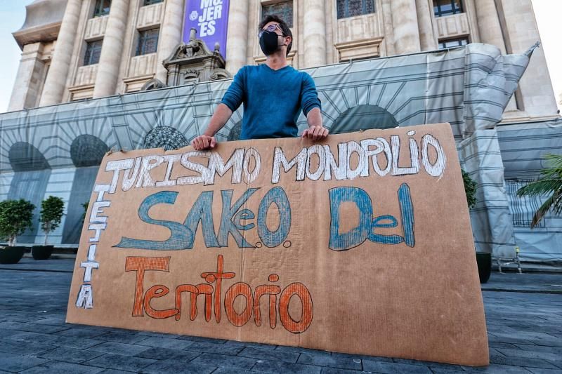 Concentración de Juventud por el Clima frente al Cabildo de Tenerife