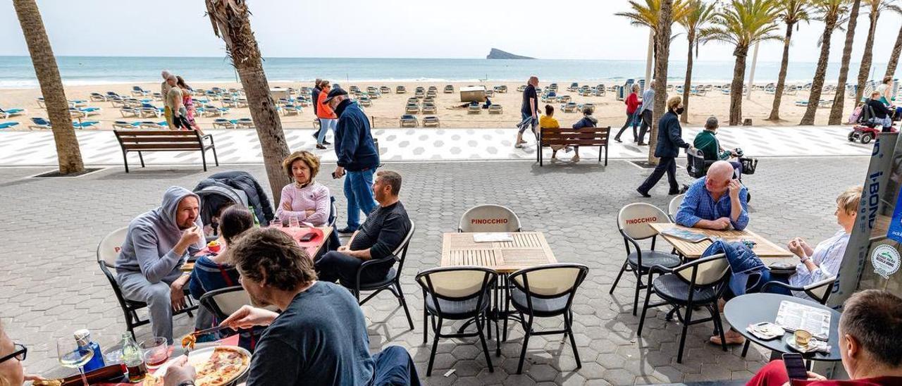 Una terraza llena en primera línea de la playa de Levante de Benidorm.