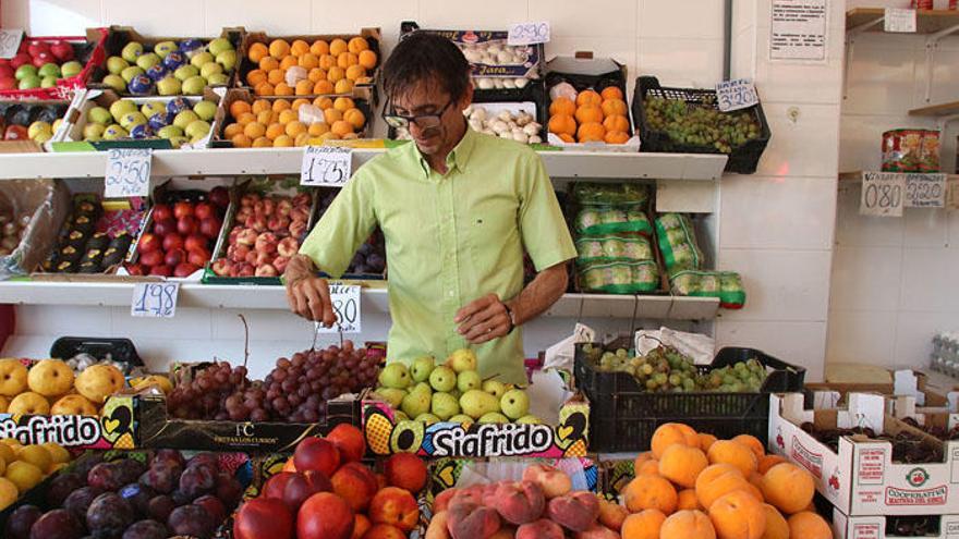 Ledesma sigue trabajando en la frutería durante todo el verano.