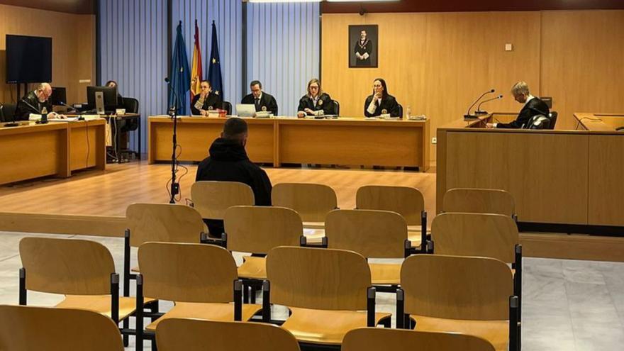 El acusado, de espaldas, en la vista oral. | LNE