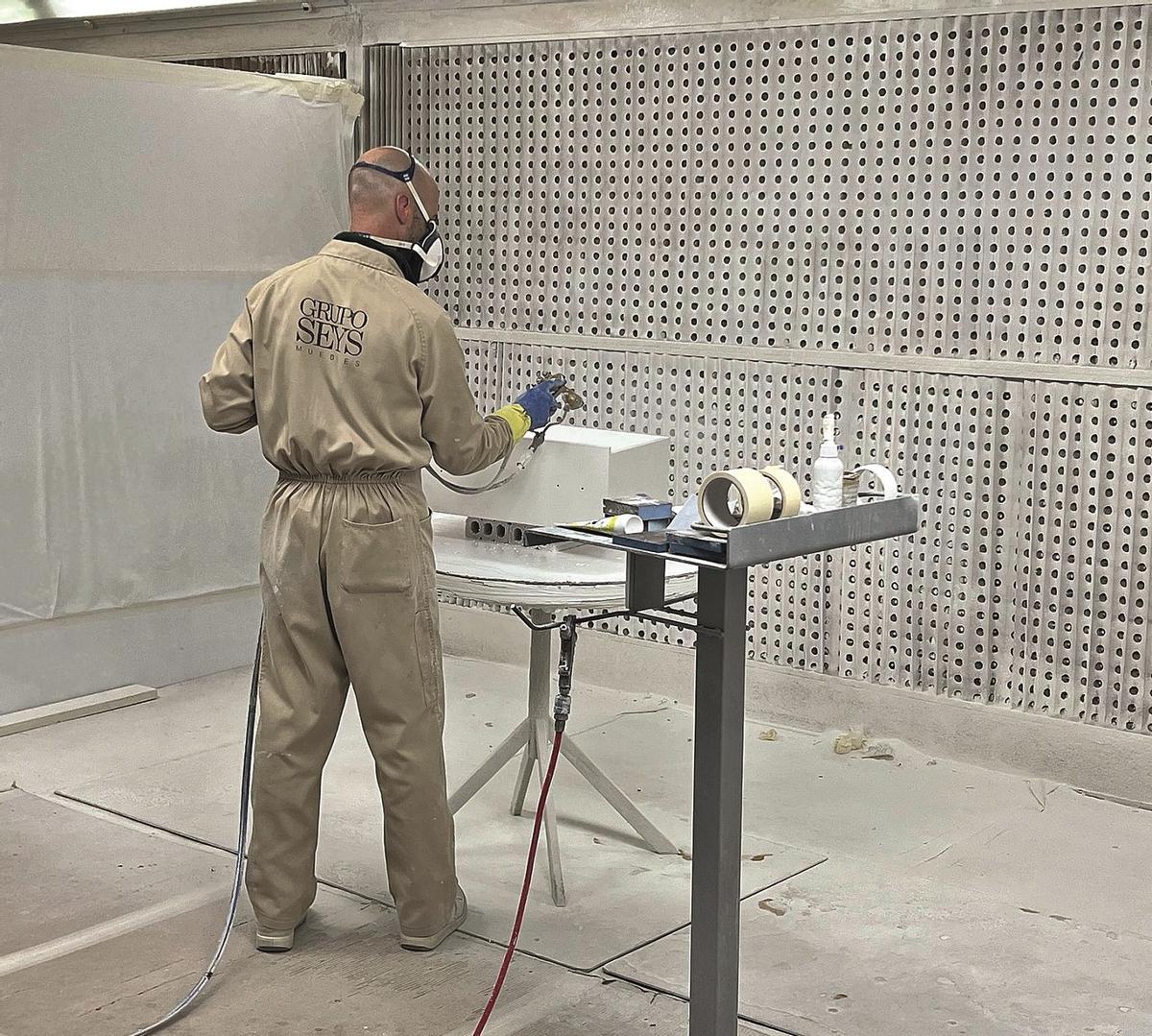 Grupo Seys. Un operario de la firma dedicada a la fabricación de muebles remata un artículo.