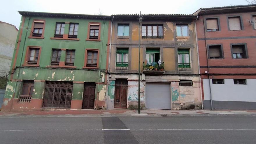 La vivienda, en el centro con las ventanas abiertas, en la Avenida de Gijón.