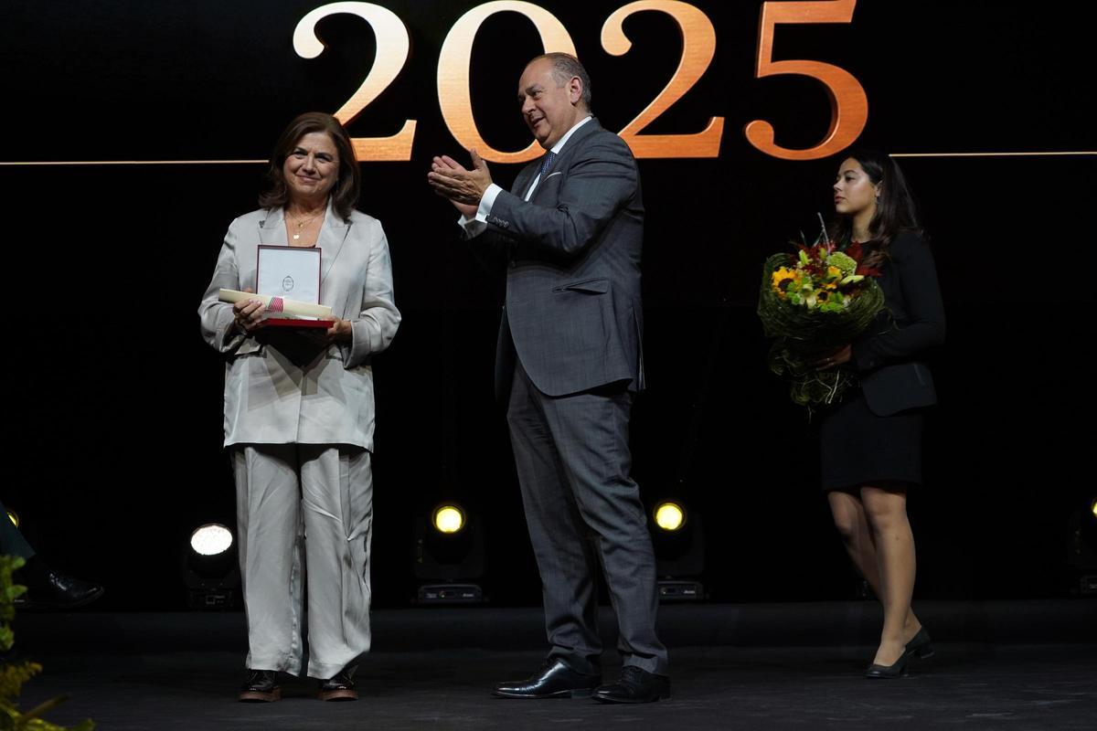 La periodista sanabresa Lucía Méndez, premio Zamorano Ilustre. Entrega Nicanor Santos, presidente de Caja Rural de Zamora.