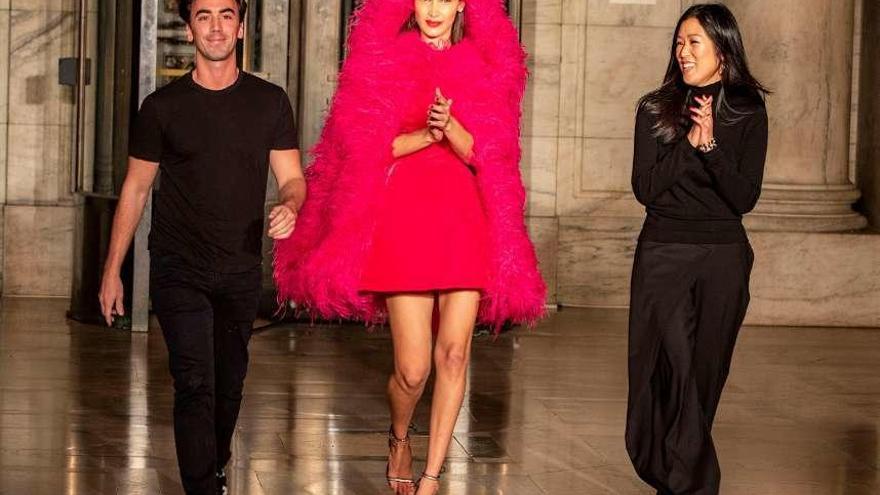 La modelo Bella Hadid desfila acompañada de los diseñadores Fernando García y Laura Kim.