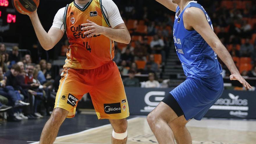 Bojan Dubljevic, durante un partido con el Valencia Basket en La Fonteta.  | F. CALABUIG