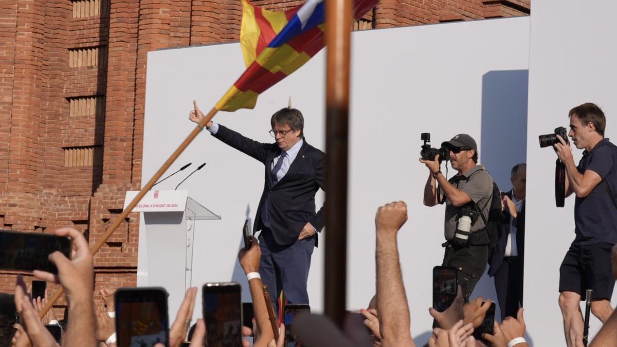 El expresidente de la Generalitat de Catalunya, Carles Puigdemont llega para intervenir en un acto de bienvenida organizado por entidades independentistas en el paseo Lluís Companys, a 8 de agosto de 2024, en Barcelona, Catalunya (España)