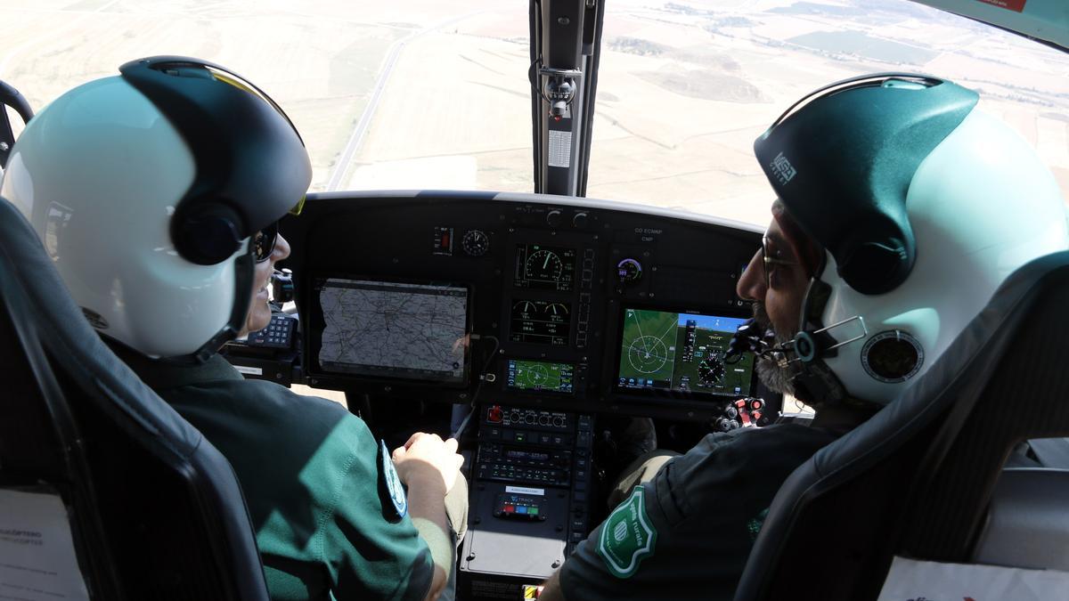 Els Agents Rurals encarregats de sobrevolar els camps agrícoles per localitzar maquinària durant la campanya de la sega