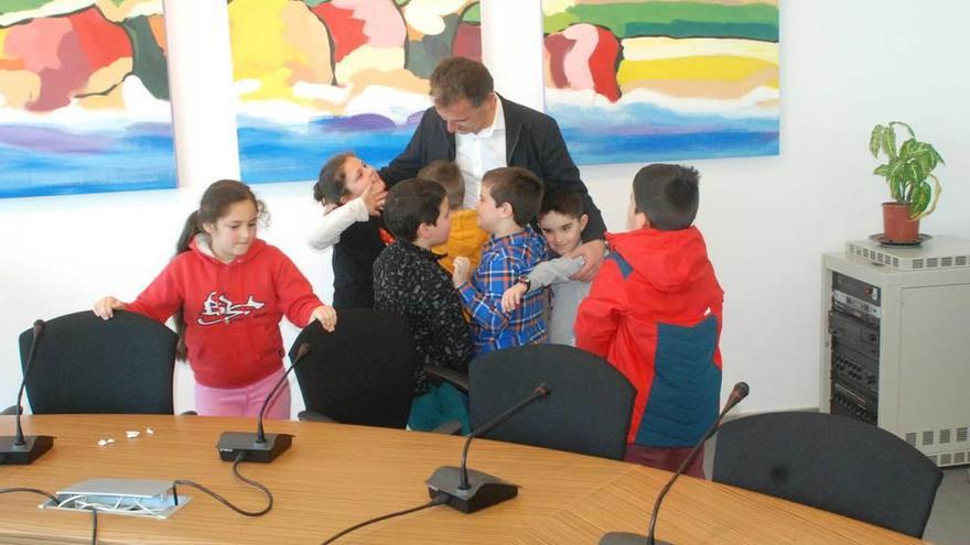 Jorge Suárez se despide de los niños tras finalizar el Pleno infantil.