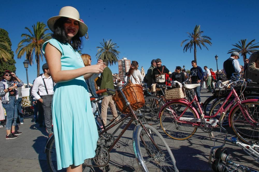 Encuentro de bicis antiguas y vestidos de época