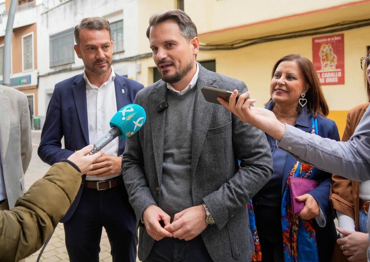 Abel Bautista, número 2 del PP de Extremadura, atiende a los medios desde Jaraíz de la Vera.