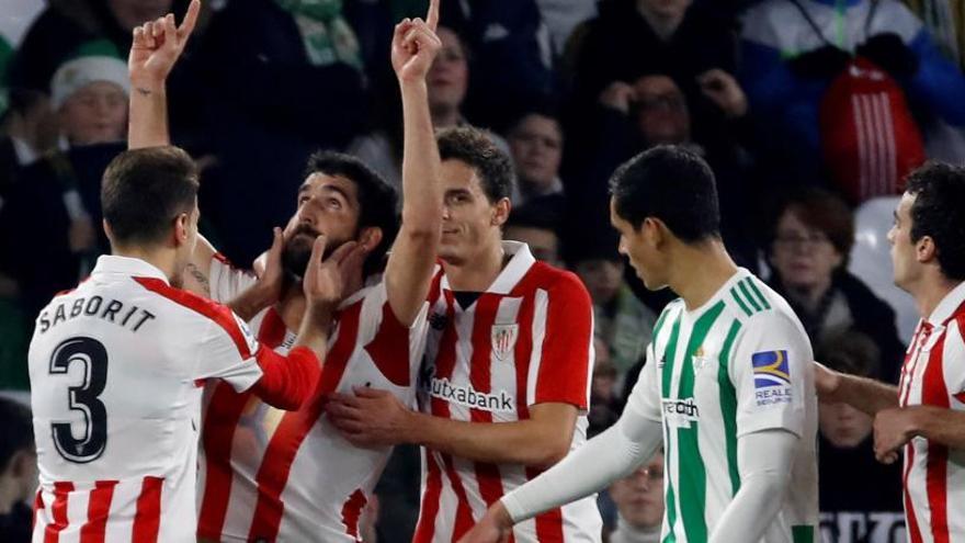 Los futbolistas del Athletic felicitan a Raúl García tras su gol.