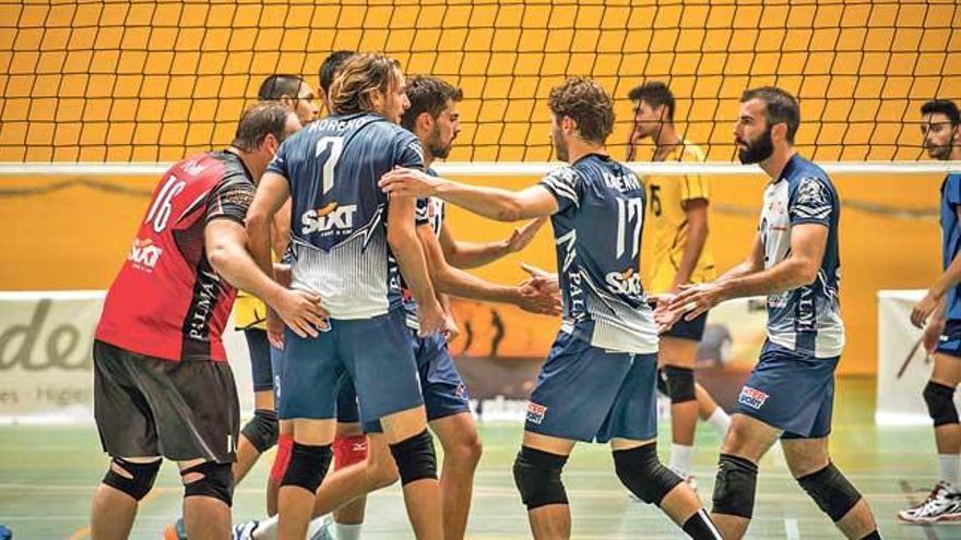 Los jugadores del Can Ventura celebran un punto durante un partido.