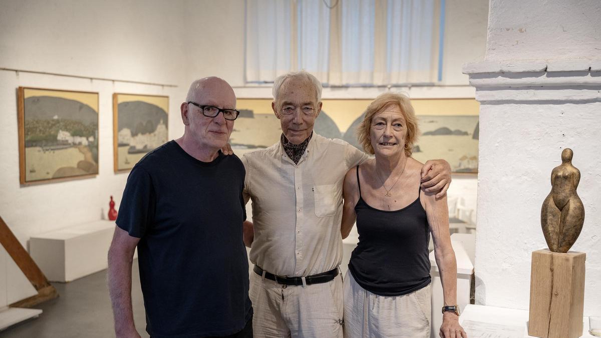 L’escultor Robert Campini, a l'esquerra, amb els responsables de la galeria i les obres de Koyama al fons.