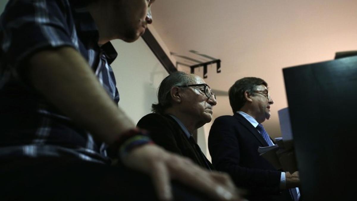 De izquierda a derecha, Pablo Iglesias, Vicenç Navarro y Juan Torres, durante la presentación del borrador del programa económico de Podemos, este jueves.
