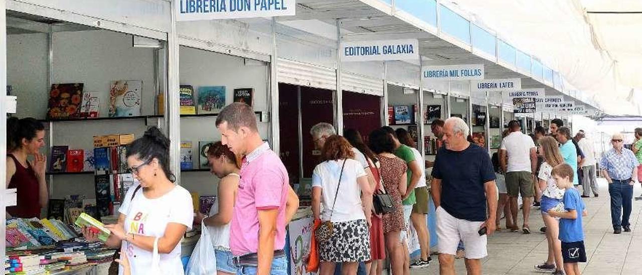 Diez casetas en la Feira do Libro de Ponteareas, ayer, en la Praza Maior. // A. Hernández