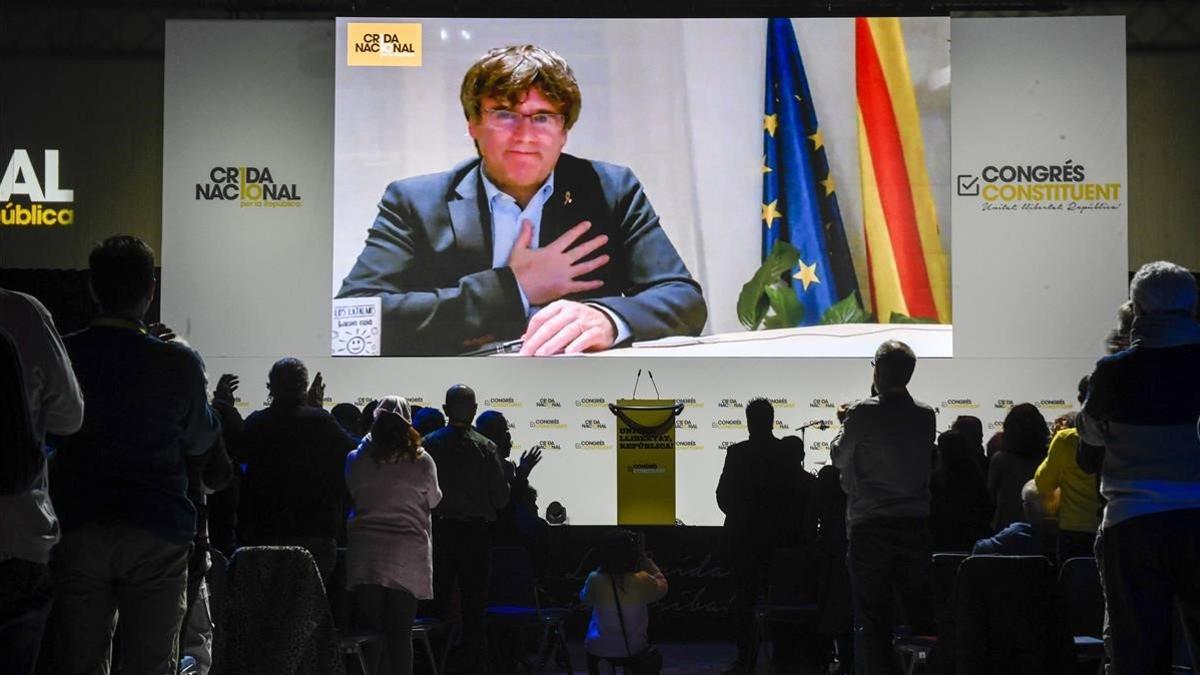 Carles Puigdemont recibe el aplauso de los asistentes al congreso de la Crida tras su discurso en la clausura del congreso constituyente.