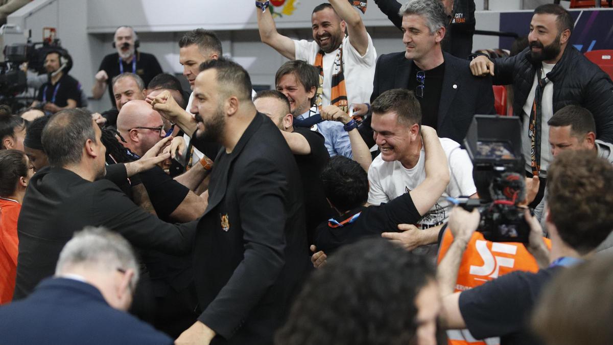 La plantilla del Mersin celebra el triunfo con su presidente.