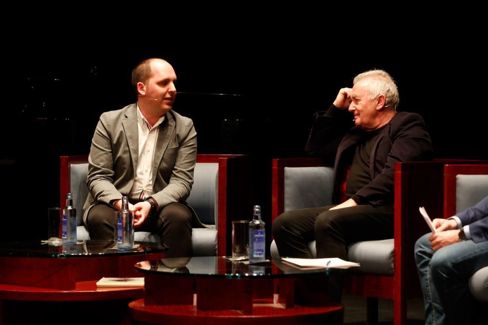 Víctor Manuel durante su charla en Avilés