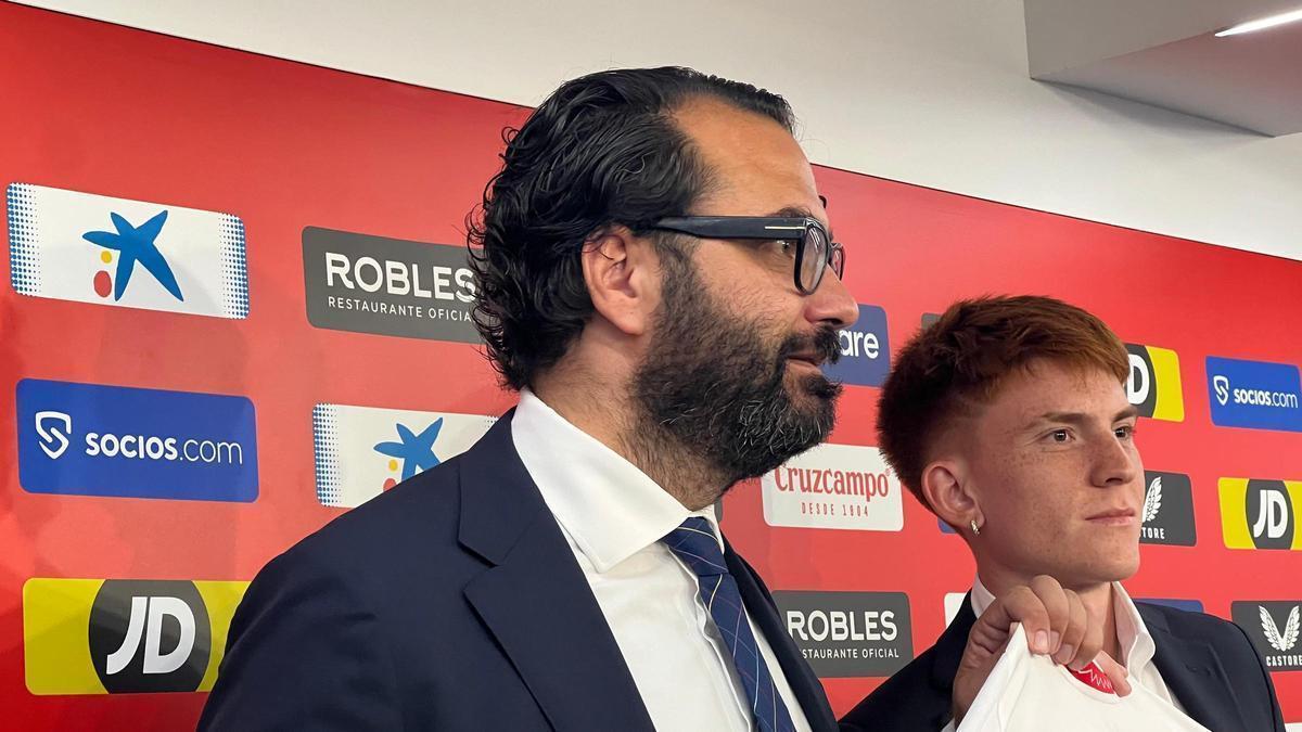 Víctor Orta acompaña a Valentín Barco en su presentación como nuevo jugador del Sevilla Fútbol Club