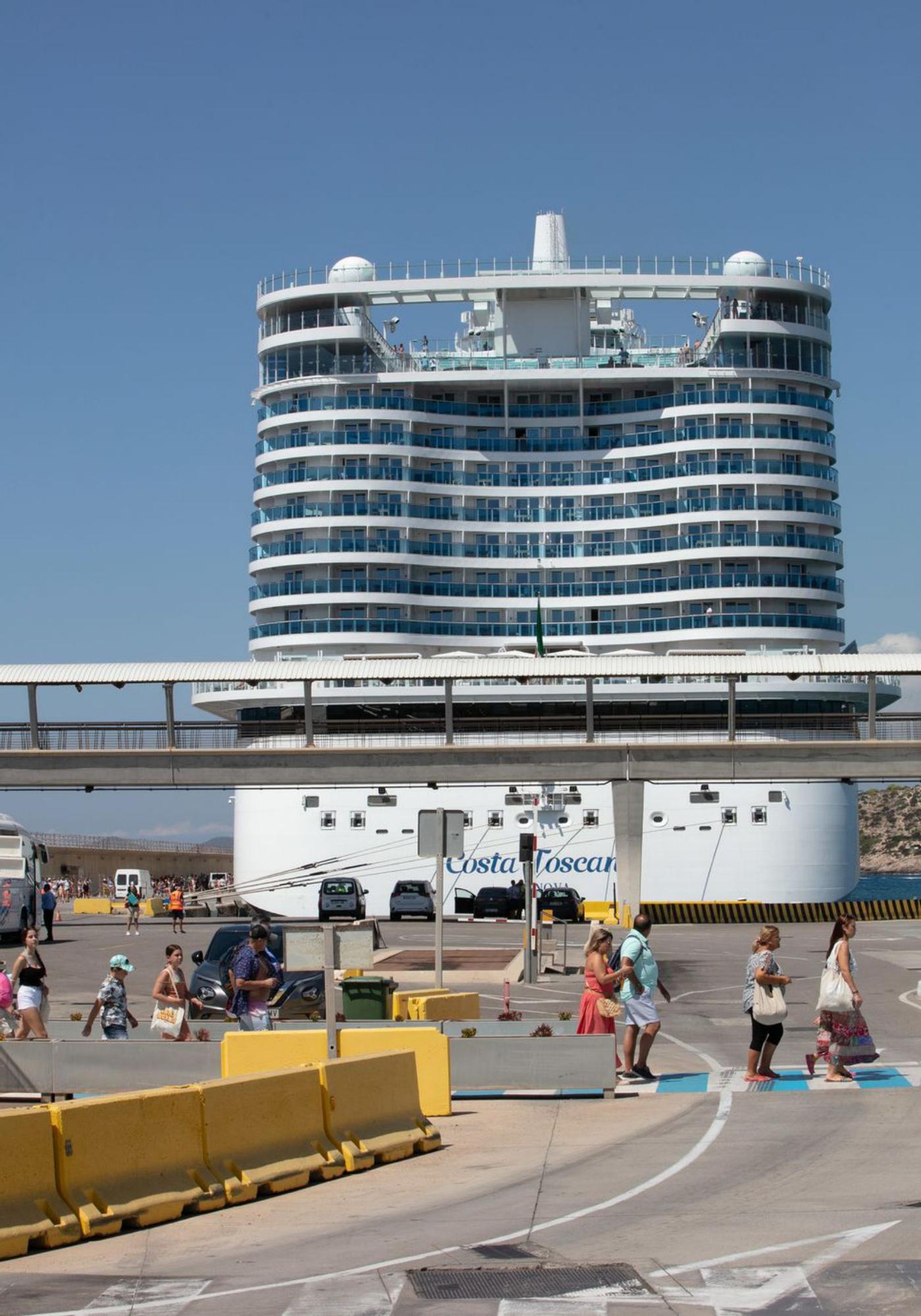 Los primeros pasajeros descienden del crucero ‘Costa Toscana’.