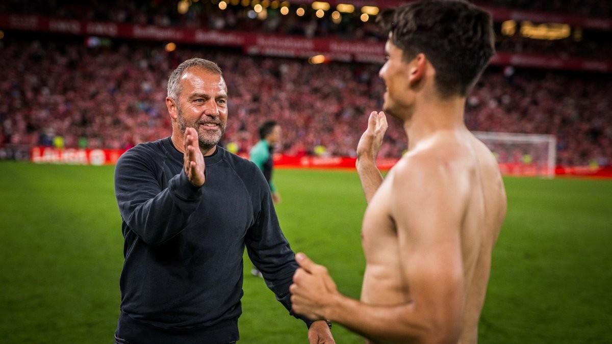 Un sonriente Flick saluda a Gerard Martín tras acabar la Liga en San Mamés con el Athletic-Barça.