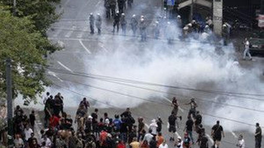 La policía griega emplea gases lacrimógenos contra los manifestantes radicales