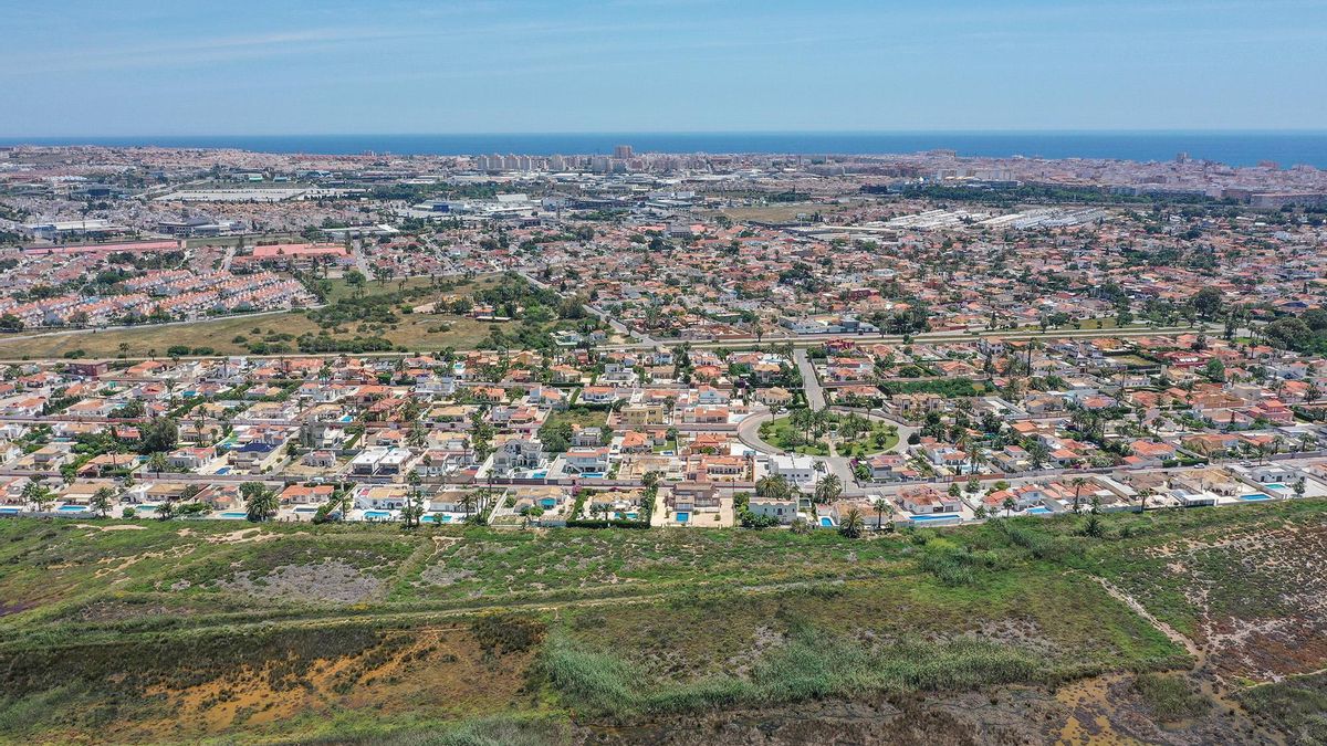 Panorámica de las zonas residenciales de Torrevieja desde la laguna salinera al mar. La ciudad cuenta con 120.000 edificaciones residenciales.