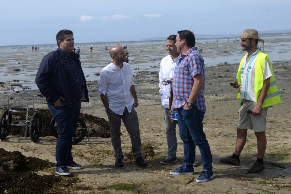 Villares se acerca en Cambados a la actividad de los sectores productivos - El líder de En Marea visita la localidad arousana para pasear por la plaza de abastos, visitar Martín Códax y departir con l