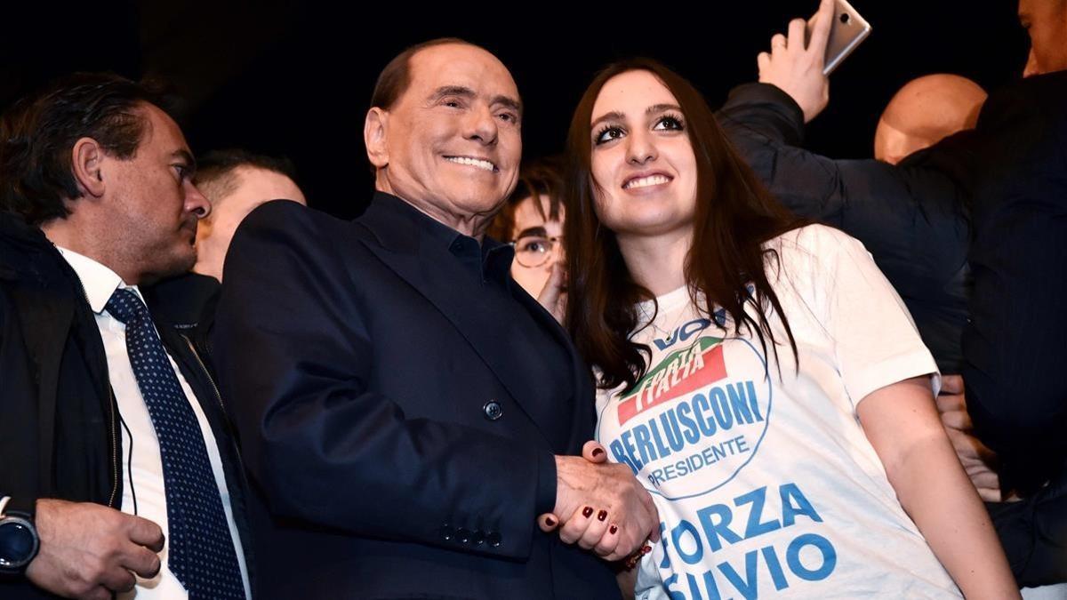 Berlusconi, líder de Forza Italia, posa con una seguidora en un mitin en Milán, el 25 de febrero.