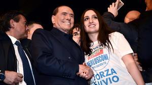 Berlusconi, líder de Forza Italia, posa con una seguidora en un mitin en Milán, el 25 de febrero.